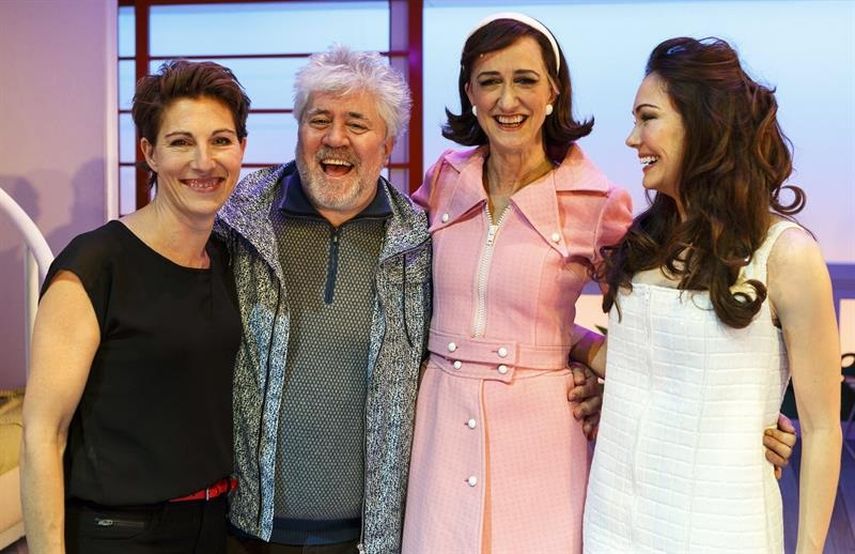Pedro Almodóvar posa junto a las actrices Tamsin Greig (i), Haydn Gwynne (2d) y Anna Skellern (d). (EFE)