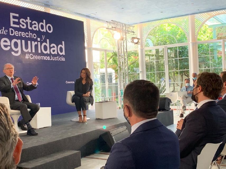 El exalcalde Metrpolitano Antonio Ledemz ofrece una charla ante los miembros del partido Podemos.&nbsp;