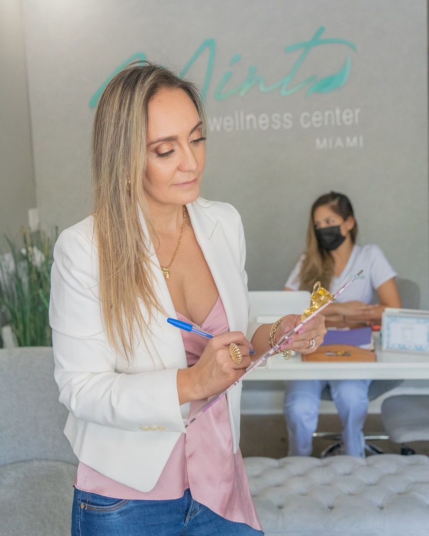 Paula Christiansen recomienda utilizar faja y beber mucha agua durante el día.