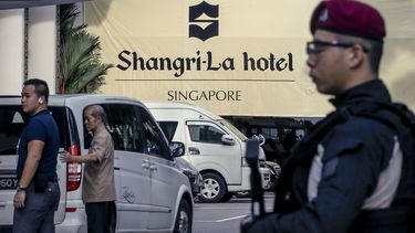 Personal de seguridad del Comando de Operaciones Especiales permanece en las inmediaciones de l Hotel Shangri-La en Singapur, donde se presume será el encuentro entre Donald Trump y Kim Jong-un el 12 de junio.