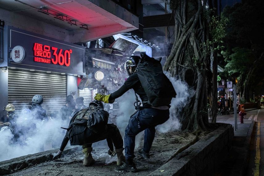 El Departamento de Estado del país norteamericano ha indicado en su alerta de viaje que desde junio de 2019 han tenido lugar manifestaciones políticas de pequeña y gran escala en varias zonas de Hong Kong, incluido el aeropuerto.