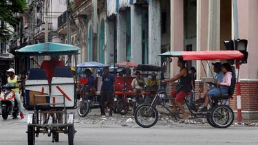 Bicitaxis transitan por una calle este martes, durante un apagón en La Habana, Cuba.