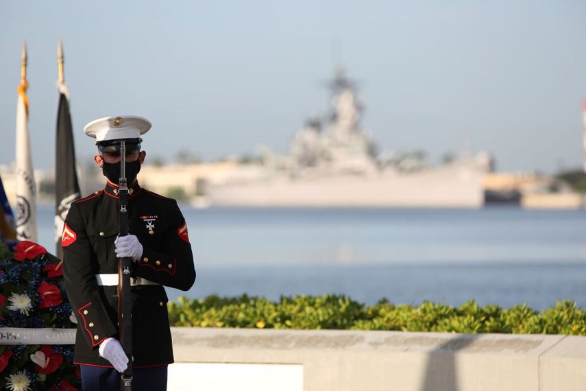 Un infante de Marina de Estados Unidos monta guardia el lunes 7 de diciembre de 2020 frente al USS Missouri durante la ceremonia en honor a los fallecidos en el ataque japonés en Pearl Harbor, Hawai.&nbsp;