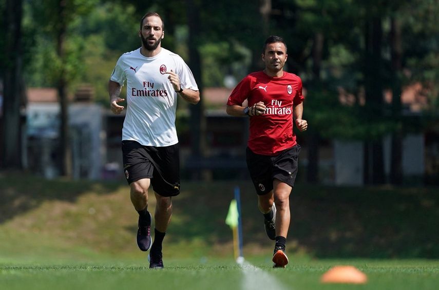 Tras su presentación el argentino saltó al campo para comenzar su pretemporada con el cuadro rossonero.