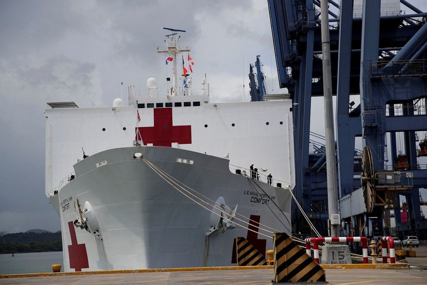 Fotografía del buque hospital USNS Comfort en el puerto de Balboa a la entrada del Canal de Panamá, en noviembre de 2018.