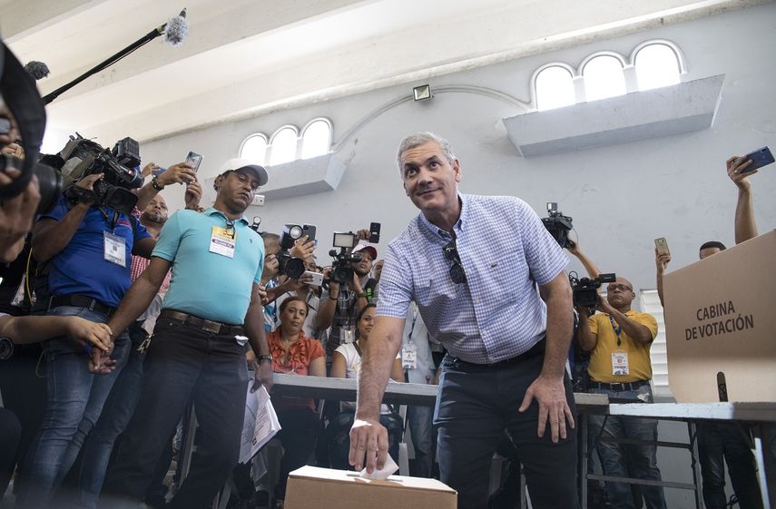 Gonzalo Castillo, quien buscaba la candidatura presidencial con su partido de la Liberaci&oacute;n Dominicana, vota durante las primarias en Santo Domingo, Rep&uacute;blica Dominicana, el domingo 6 de octubre de 2019