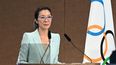 La actriz malasia Michelle Yeoh presta juramento como miembro del Comité Olímpico Internacional (COI) durante el tercer día de la 141ª sesión del COI en Mumbai el 17 de octubre de 2023.