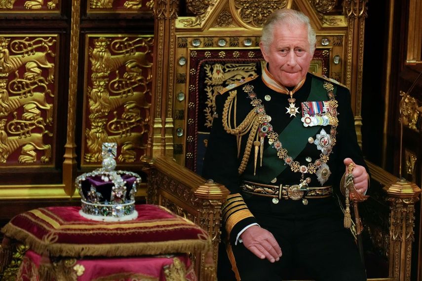 El príncipe Carlos sentado junto a la corona de la reina durante la apertura del Parlamento, en el Palacio de Westminster, en Londres, el 10 de mayo de 2022.&nbsp;