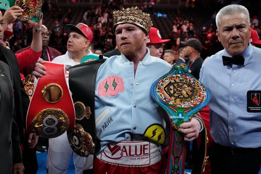 El mexicano Saúl "Canelo" Álvarez, festeja luego de derrotar al kazajo Gennady Golovkin en un combate por los títulos de los supermedianos