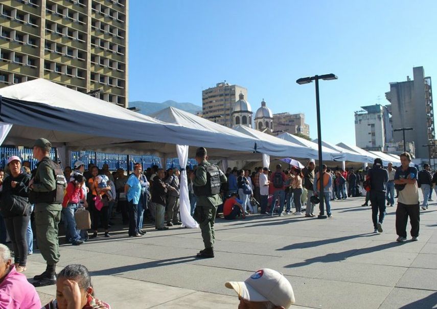 Usuarios en Twitter reflejaron las extensas colas en el BCV en Caracas para cambio de billetes Bs100,&nbsp;tras vencerse el plazo de 72 horas impuesto por el presidente Maduro.