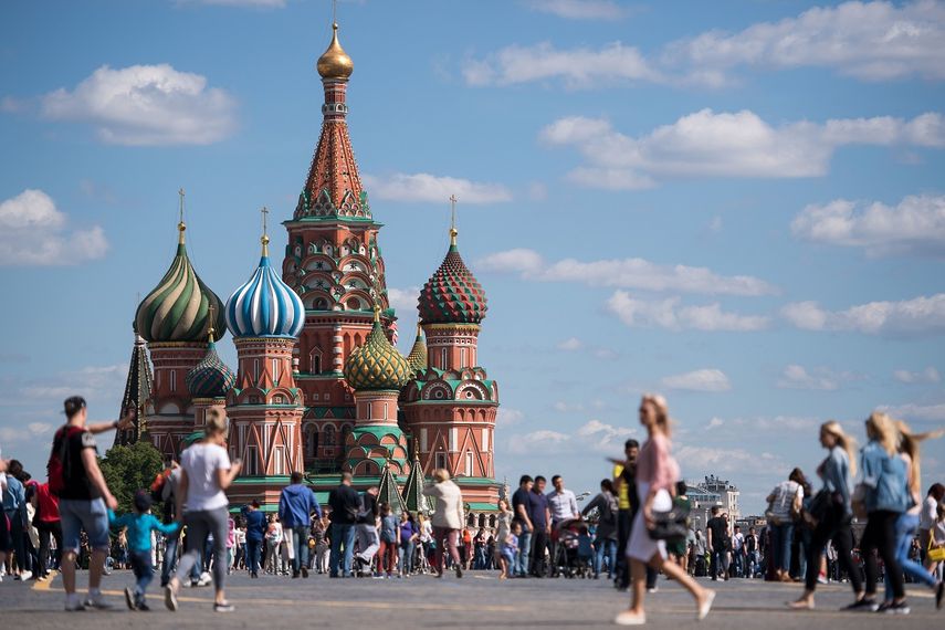 Turistas visitan la Catedral de San Basilio en la Plaza Roja, en Moscú, Rusia.
