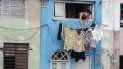 Una mujer pone su ropa a secar en un edificio en Cuba. Una mujer pone su ropa a secar en un edificio en Cuba.