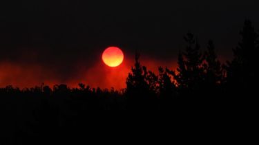 El sol se pone en medio de los incendios forestales el 3 de febrero de 2024, en Viña del Mar, Chile.
