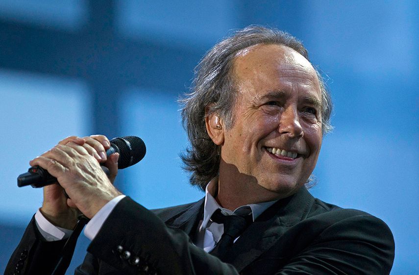 El músico español sonríe durante una actuación en Buenos Aires, Argentina, en 2013. (AP)