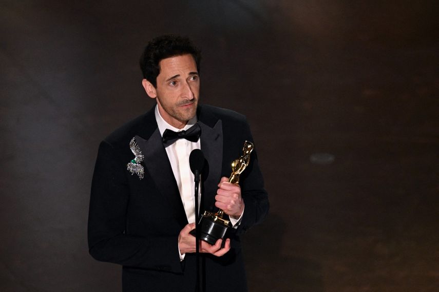 El actor estadounidense Adrien Brody acepta el premio al Mejor actor en un papel protagónico por The Brutalist durante la 97.a edición de los Premios Óscar en el Teatro Dolby en Hollywood, California, el 2 de marzo de 2025.