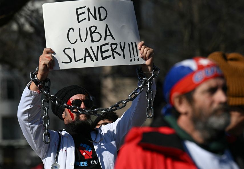 Miembros de la comunidad cubana se manifiestan en apoyo al presidente estadounidense Donald Trump frente a la Casa Blanca en Washington, DC, el 28 de enero de 2025.