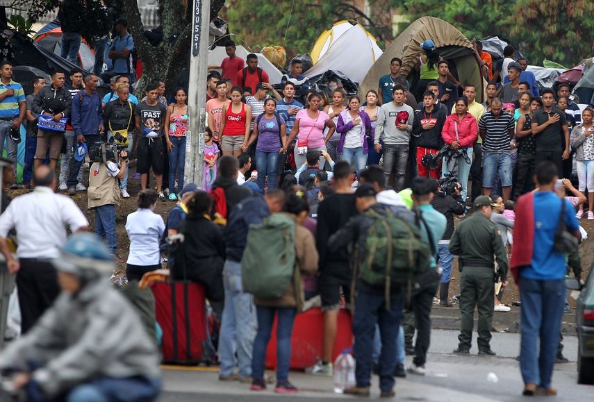 Alrededor de 400 venezolanos que se vieron obligados a salir de su país esperan este 31 de julio por un proceso de caracterización en la alcaldía de Cali, Colombia.