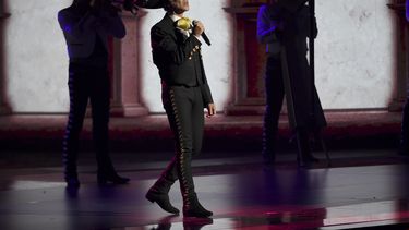 Alejandro Fernández entrega un popurrí en la pasada edici&oacute;n de los premios Latin Grammy, en el MGM Grand Garden Arena, en Las Vegas.