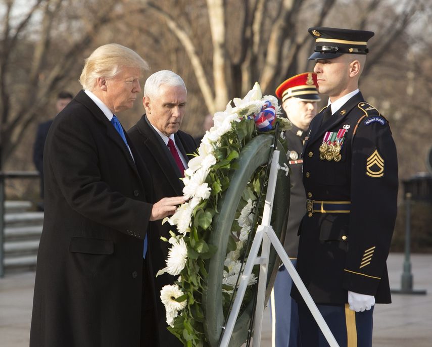 El presidente Trump y su vicepresidente, Mike Pence, colocaron la corona de flores de manera solemne y en silencio.