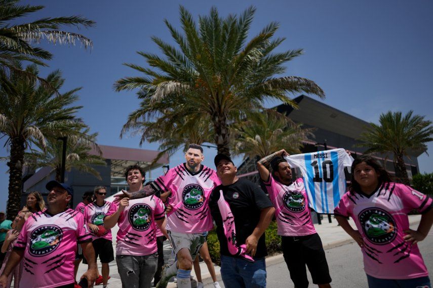 Un grupo de aficionados espera frente al estadio DRV Pink, casa del Inter Miami, para ver a Lionel Messi, el martes 11 de julio de 2023, en Fort Lauderdale, Florida.&nbsp;