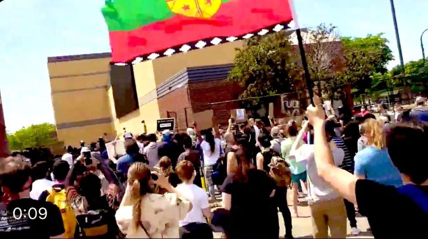 Manifestantes de origen hispano participando en las protestas en Miami con la bandera Wenufoye o Mapuche, un movimiento chileno al que se le vincula con la izquierda radical.