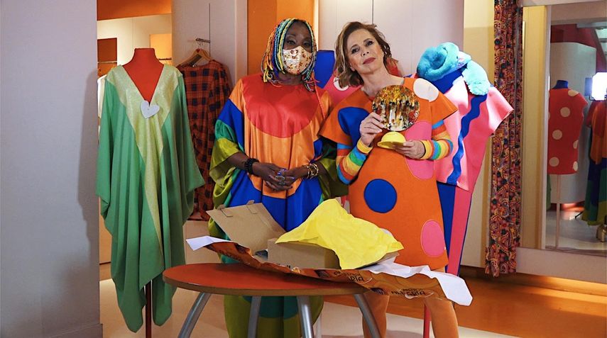 La cantante Lucrecia entrega el premio Alegría de Vivir a la diseñadora Agatha Ruiz de la Prada.&nbsp;