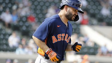El venezolano Jos&eacute; Altuve, de los Astros de Houston, se dirige a la inicial tras ser golpeado por un lanzamiento durante el encuentro de pretemporada ante los Tigres de Detroit, el lunes 24 de febrero de 2020, en Lakeland, Florida.