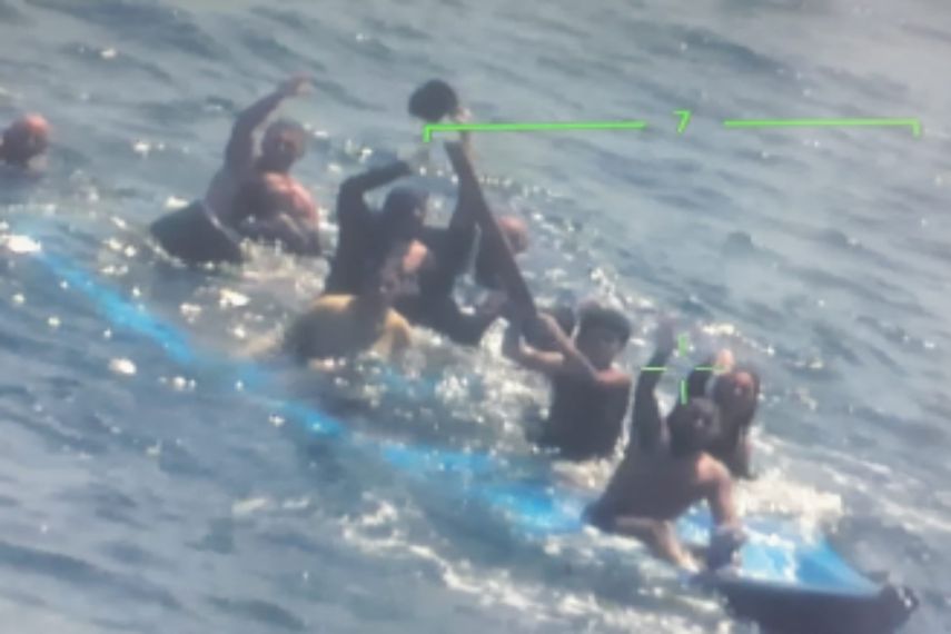 Venezolanos en alta mar tras zozobrar la lancha que zarpó el domingo 2 de marzo 2025 desde San José de la Costa, en el estado Falcón, rumbo a Curazao