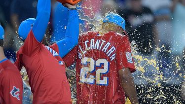 El venezolano Pablo López, de los Marlins de Miami, arroja bebida energizante sobre el lanzador dominicano Sandy Alcántara, quien logró el triunfo ante los Dodgers de Los Ángeles, el sábado 27 de agosto de 2022&nbsp;