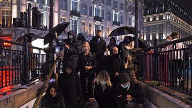 Un grupo de personas ingresa a la estaci&oacute;n de metro Oxford Circus en Londres, el viernes 2 de octubre de 2020, despu&eacute;s del toque de queda de las 10:00 de la noche que deben acatar bares y restaurantes a fin de frenar un incremento de casos de coronavirus en Inglaterra.&nbsp;