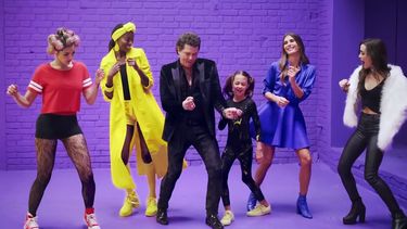 Carlos Vives baila con las modelos y sus dos hijas.