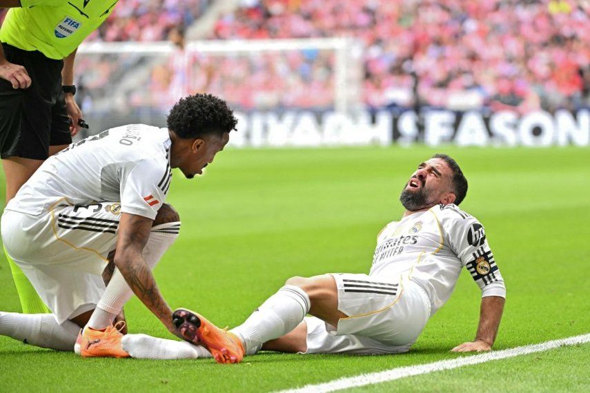 El defensor del Real Madrid, Dani Carvajal (derecha), se queja en el campo durante un partido ante el Atlético de Madrid, el 27 de septiembre de 2025.