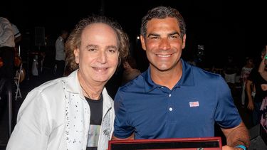 Eduardo Marturet, director de la Orquesta Sinfónica de Miami (MISO), junto al alcalde de la Ciudad de Miami, Francis Suárez.&nbsp;