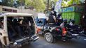Unos policías vigilan tras recuperar los cuerpos de dos periodistas que fueron asesinados por pandillas en Puerto Príncipe, Haití, el 7 de enero de 2022.