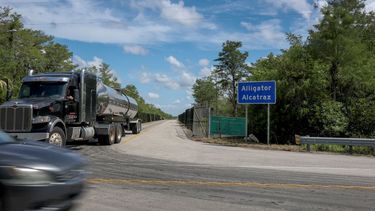 Un camión con combustible sale de Alligator Alcatraz en el Aeropuerto de Entrenamiento y Transición Dade-Collier el 10 de julio de 2025 en Ochopee, Florida.