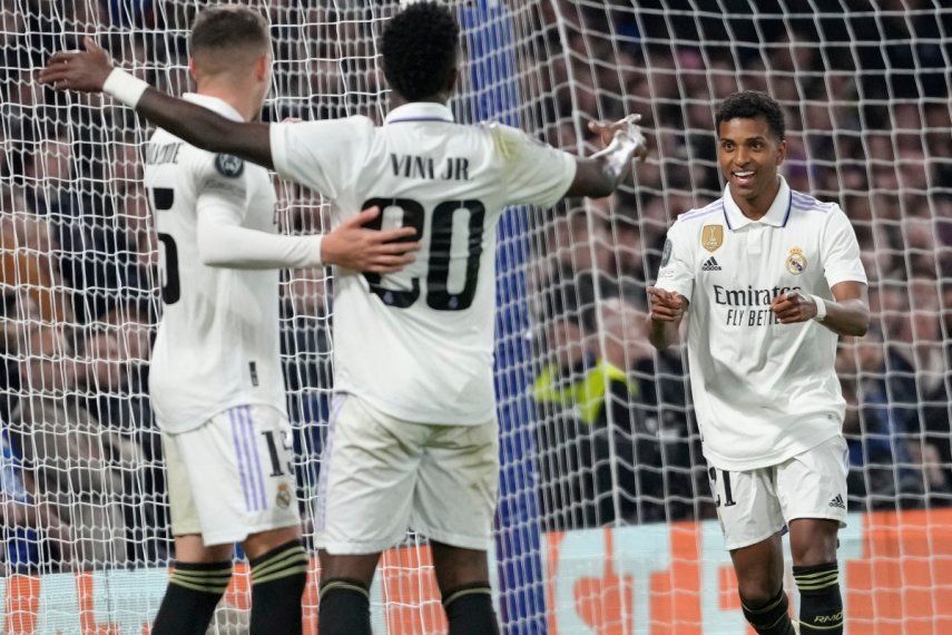 Rodrygo celebra tras anotar el segundo gol del Real Madrid en la victoria 2-0 contra el Chelsea en la vuelta de los cuartos de final de la Liga de Campeones, el martes 18 de abril de 2023, en Londres.