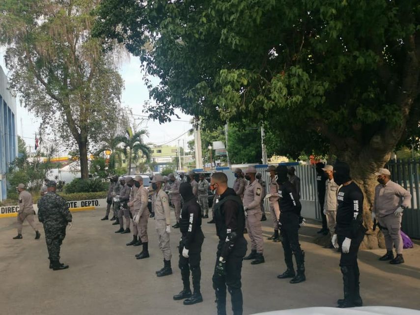 La Polic&iacute;a Nacional ha incrementado sus esfuerzos para que la ciudadan&iacute;a acate el toque de queda entre la poblaci&oacute;n dominicana.