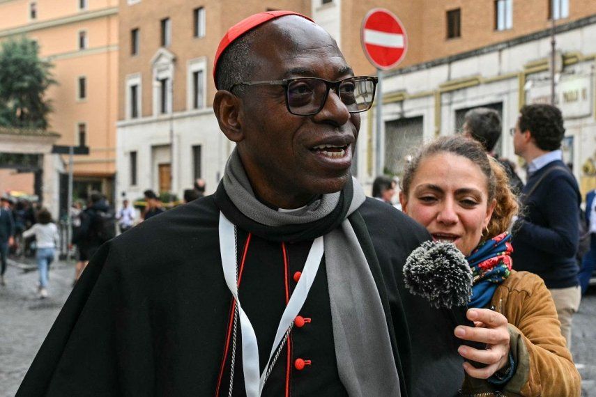El cardenal marfileño Ignace Bessi Dogbo (izq.) llega a una reunión de congregación en el Vaticano, el 5 de mayo de 2025.&nbsp;