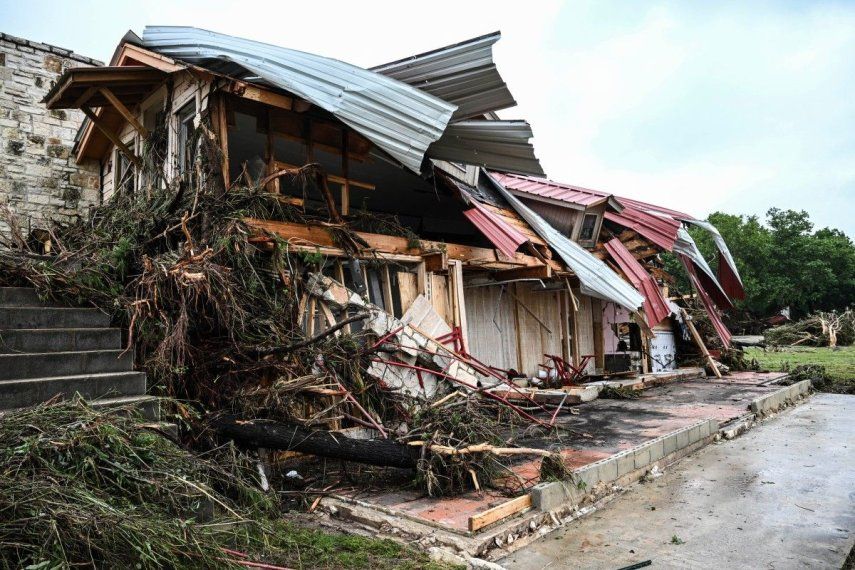 Se observa una casa dañada cerca de Camp Mystic, donde al menos 20 niñas desaparecieron tras las inundaciones repentinas en Hunt, Texas, el 5 de julio de 2025. 