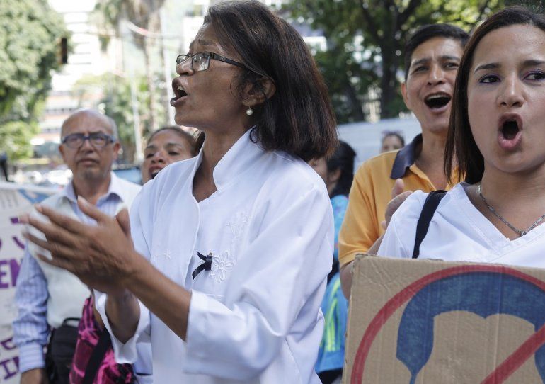 La enfermera venezolana Ana Rosario Contreras, izquierda, grita durante una protesta exigiendo salarios justos en Caracas, Venezuela, el 30 de octubre de 2019. El 8 de marzo de 2021, el secretario de Estado de los Estados Unidos, Antony J. Blinken, fue el anfitrión virtual de la ceremonia anual de los Premios Internacionales a las Mujeres de Coraje para honrar a un grupo de mujeres excepcionales de todo el mundo, incluida Contreras. 