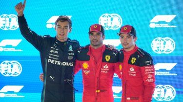 El español Carlos Sainz de Ferrari posa con el piloto de Mercedes, George Russell, y su coequipero Charles Leclerc tras terminar primero en la sesión de clasificación, el sábado 16 de septiembre del 2023.