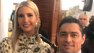 Ivanka Trump junto al embajador de Venezuela ante EEUU, Carlos Vecchio. 