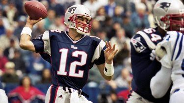En foto del 30 de septiembre del 2001, el quarterback de los Patriots de Nueva Inglaterra, Tom Brady, lanza el balón en su primer juego como titular ante los Colts de Indianápolis.