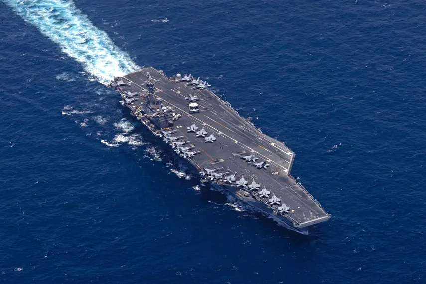 El portaviones George H.W. Bush (CVN 77) navega por el mar Arábigo mientras las fuerzas estadounidenses mantienen el bloqueo naval contra Irán desde el Golfo de Omán y apoyan el Proyecto Libertad en el Estrecho de Ormuz. El portaaviones transporta más de 60 aeronaves a bordo.