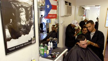 Los&nbsp;puertorriqueños&nbsp;David Santiago (23) y Reinaldo Alvarado (18), atrás, son los encargados de la peluquería y barbería La Misión. Desde hace 3 años viven en la ciudad de Orlando en&nbsp;Florida&nbsp;para trabajar como peluqueros.