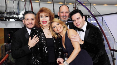 En esta imagen tomada del perfil oficial en Instagram del cantautor Jos&eacute; Cantoral, Itat&iacute; Zucchi de Cantoral e Itat&iacute; Cantoral, junto a la familia.&nbsp;