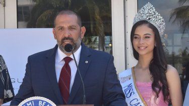 Alexander Pérez, presidente de los Kiwanis de la Pequeña Habana, y Daylín Rodríguez, Miss Carnaval 2023.