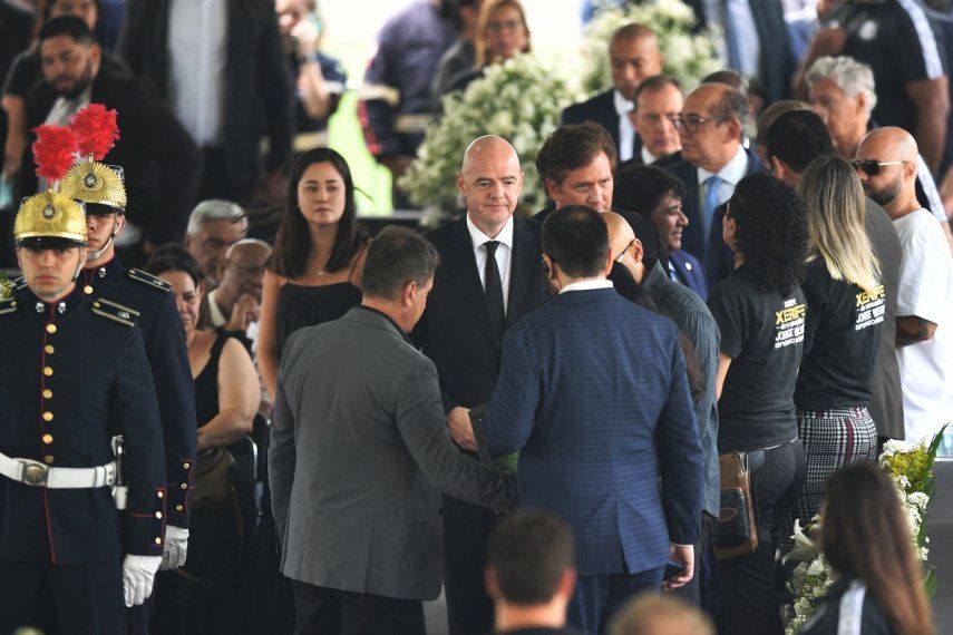 Momento en el que el presidente de la FIFA, Gianni Infantino llega al entierro del exastro brasileño Pelé