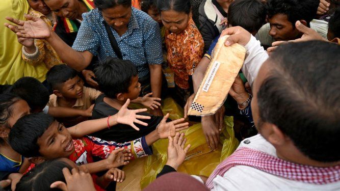 Personas desplazadas se reúnen para recibir ayuda en un campamento temporal después de evacuar debido a los enfrentamientos a lo largo de la frontera entre Camboya y Tailandia en la provincia de Siem Reap, Camboya, el 10 de diciembre de 2025.