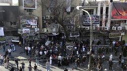  Varios iraquíes participan en una vigilia en el lugar del atentado suicida perpetrado en el distrito de Karrada, en el centro de Bagdad. (EFE)